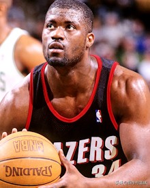 nba有哪些人打裁判（想打裁判的球員不少，但他是唯一一個(gè)動(dòng)手的，他受到什么處罰？）