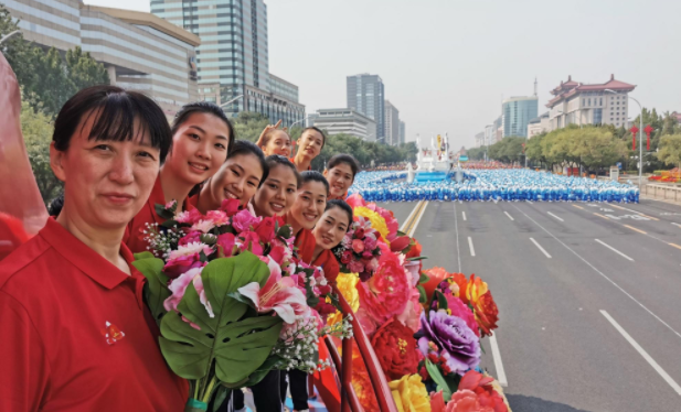 女排世界杯出场仪式(为祖国庆生！中国女排送祝福，朱婷领衔，惠若琪和张常宁出镜)