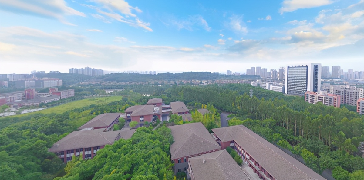 重庆医科大学,自1956年建校至今,已有65余年的历史,学校由位于渝中区