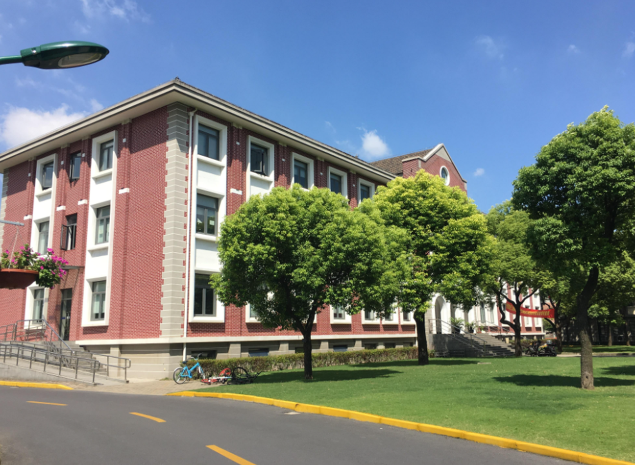 国内文科大学排名公布，前15名以综合大学为主，师范大学表现出色