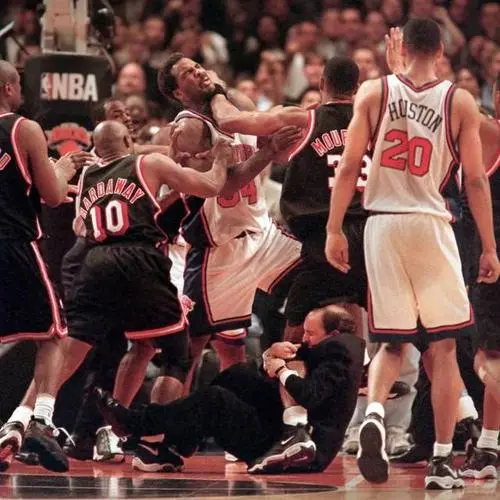 98篮球网nba直播吧（NBA纪实连载27：98年带领内忧外患的公牛三连冠，乔丹彻底封神上卷）