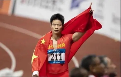 苏炳添勇夺百米短跑比赛冠军，成功之路曲折，被网友亲切成为苏神