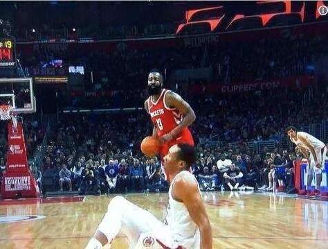 nba为什么被晃倒就不防了(晃倒分5个等级：汤神晃倒自己C级，乔丹SS级，那SSS级呢？)