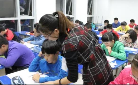 中小学家长将迎来好消息，民办学校或将被停办，家长拍手叫好