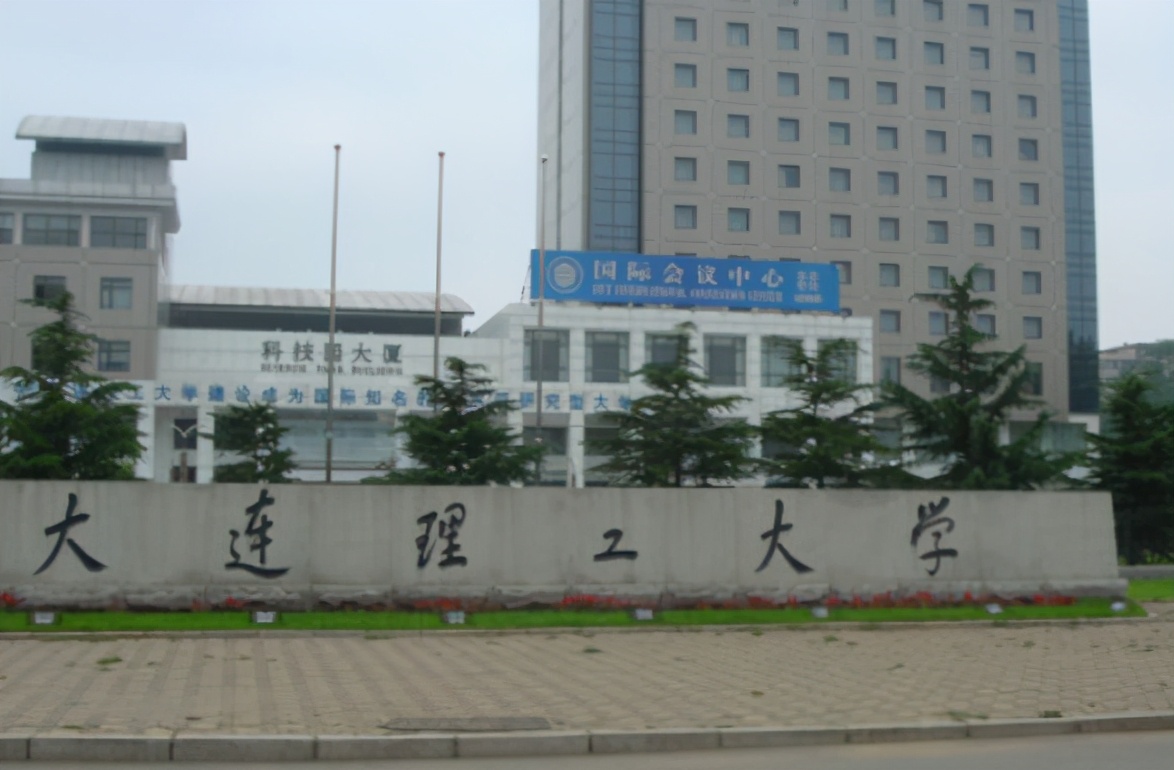 我国高校那些“花样别称”，读起来很土，听着“野鸡味”十足