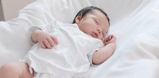 横盖被子的图片(宝宝睡觉总会踢被子横着睡？可能是有这3个“原因”，宝妈该注意)