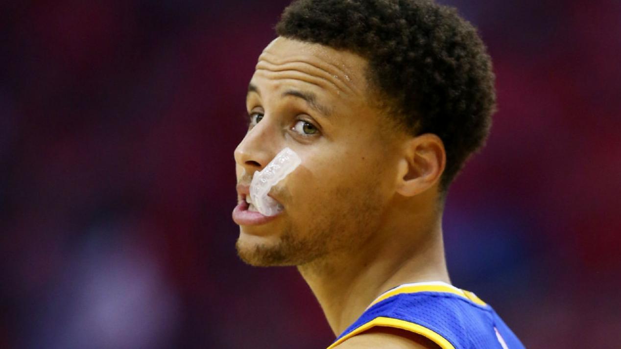 nba为什么会咬牙套（萌神库里比赛时为什么老是嚼牙套？原来这是他的秘密武器）