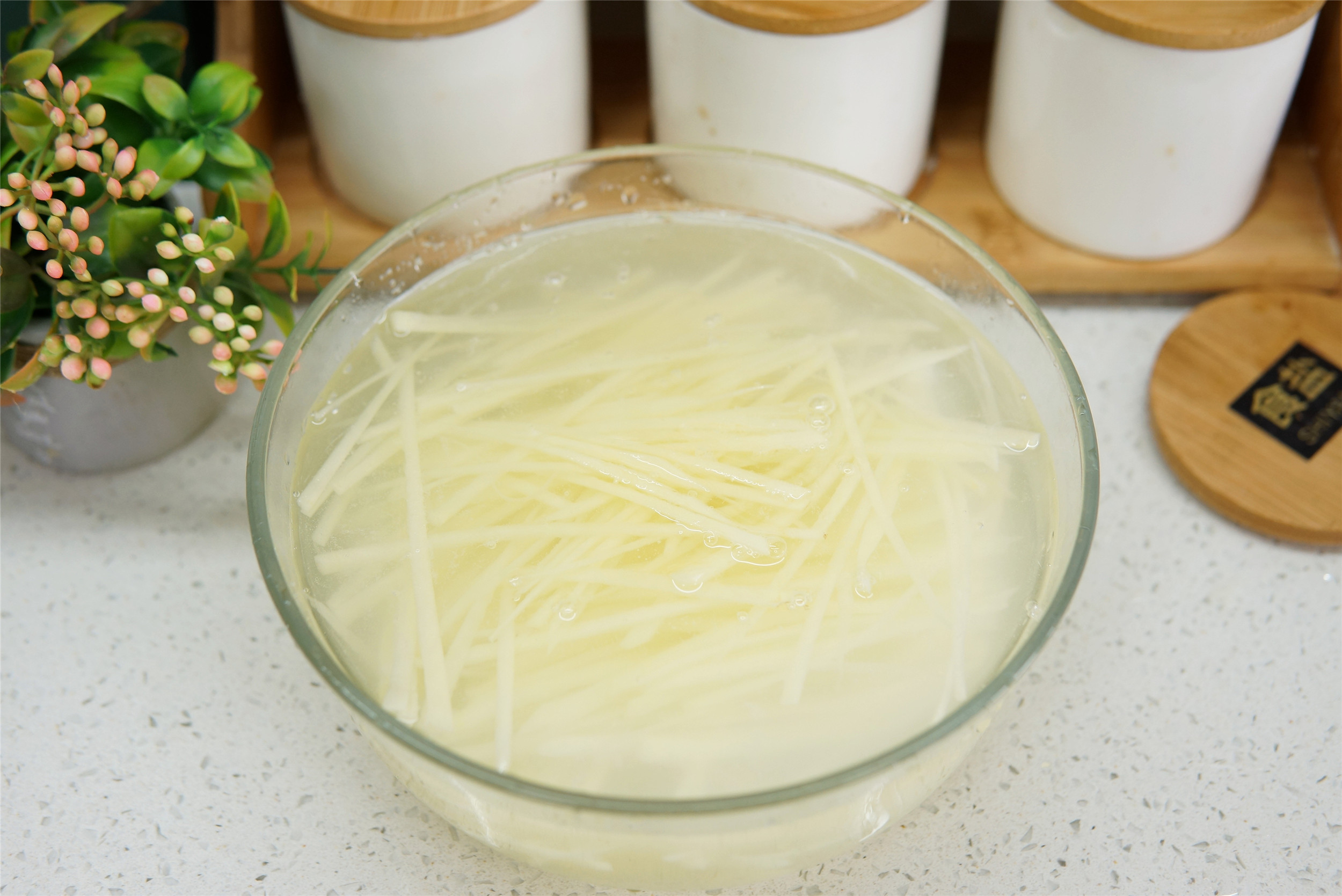 做凉拌土豆丝,直接焯水后凉拌就错了,多加一步,土豆香脆不粘连