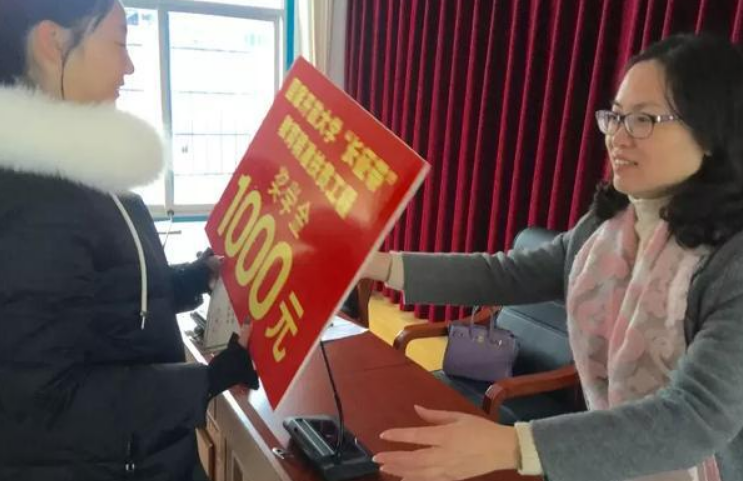 上大学后才知道，那些拿补助的“贫困生”，可能并不是真“贫穷”