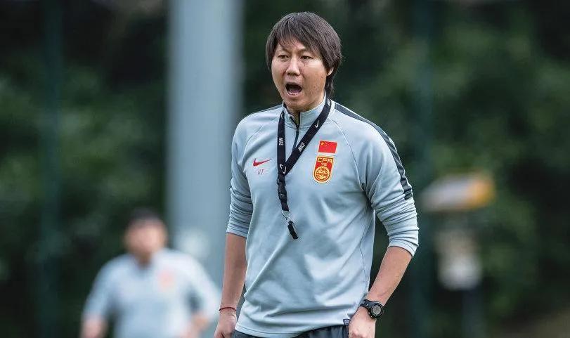 黑龙江冰城门将陈昶年龄造假(足坛8消息：FIFA玩赖保国足，国足真是没朋友，大妈砸球场)