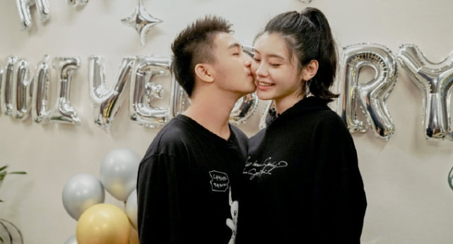 儿女双全！何猷君激动官宣奚梦瑶二胎产女，网友纷纷调侃家庭地位