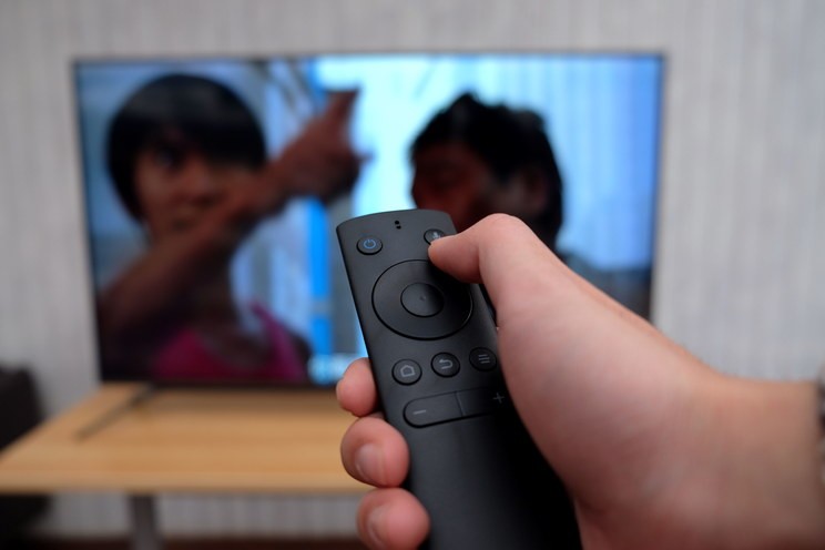 电视遥控器按了没反应(电视遥控器按了没反应只有关机和开机可以)-币