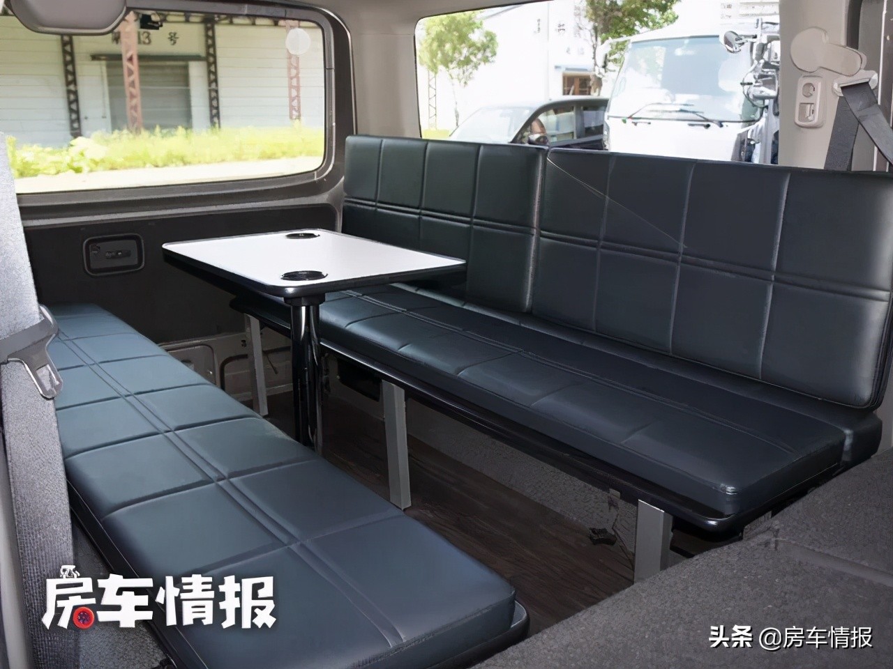 超级实用的日产NV350床车，前方拉人后方拉货，假日旅行还能睡觉