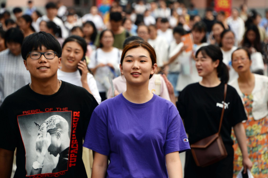 2021年高考成绩出炉，一地区录取线断崖式下滑，考生：喜从天降