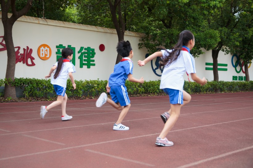 所幸的是学校给学生买有保险,最后有保险公司代为赔偿.