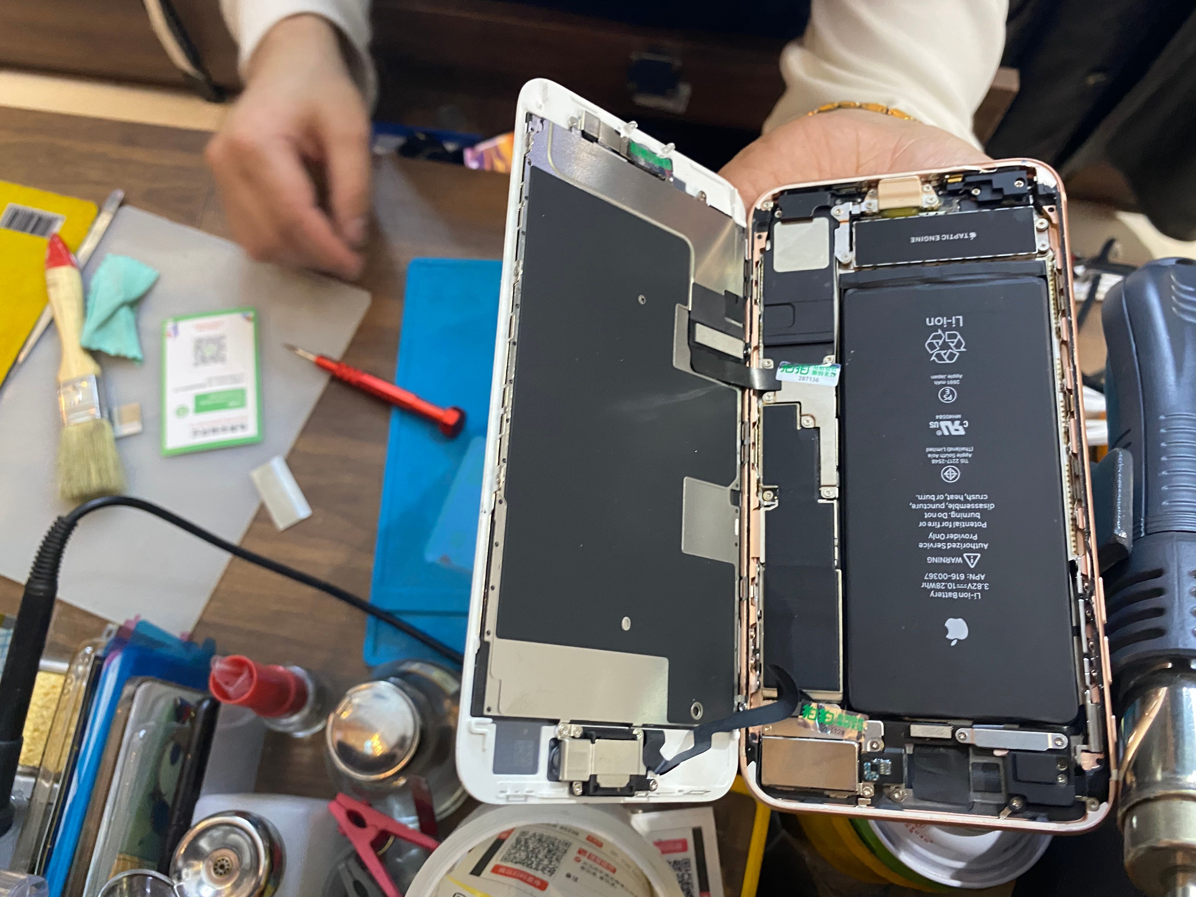 扶起我，iPhone8P还能再战三年，记一次苹果“无痛”换电池之旅
