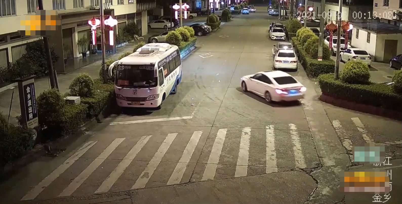 “你干嘛搞得那么残忍啊！”浙江一对情侣吵架，开车去派出所评理，结果一个被罚、一个被拘，网友：一对活宝