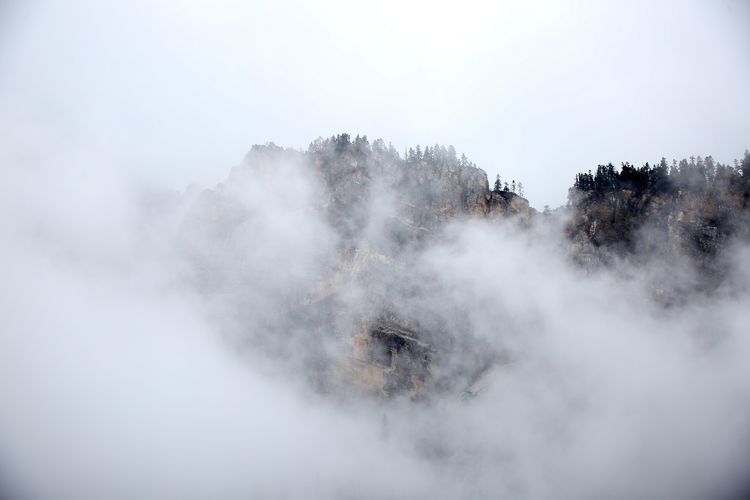 雪晴山色秀 云处有蓝天—雾漫雪山