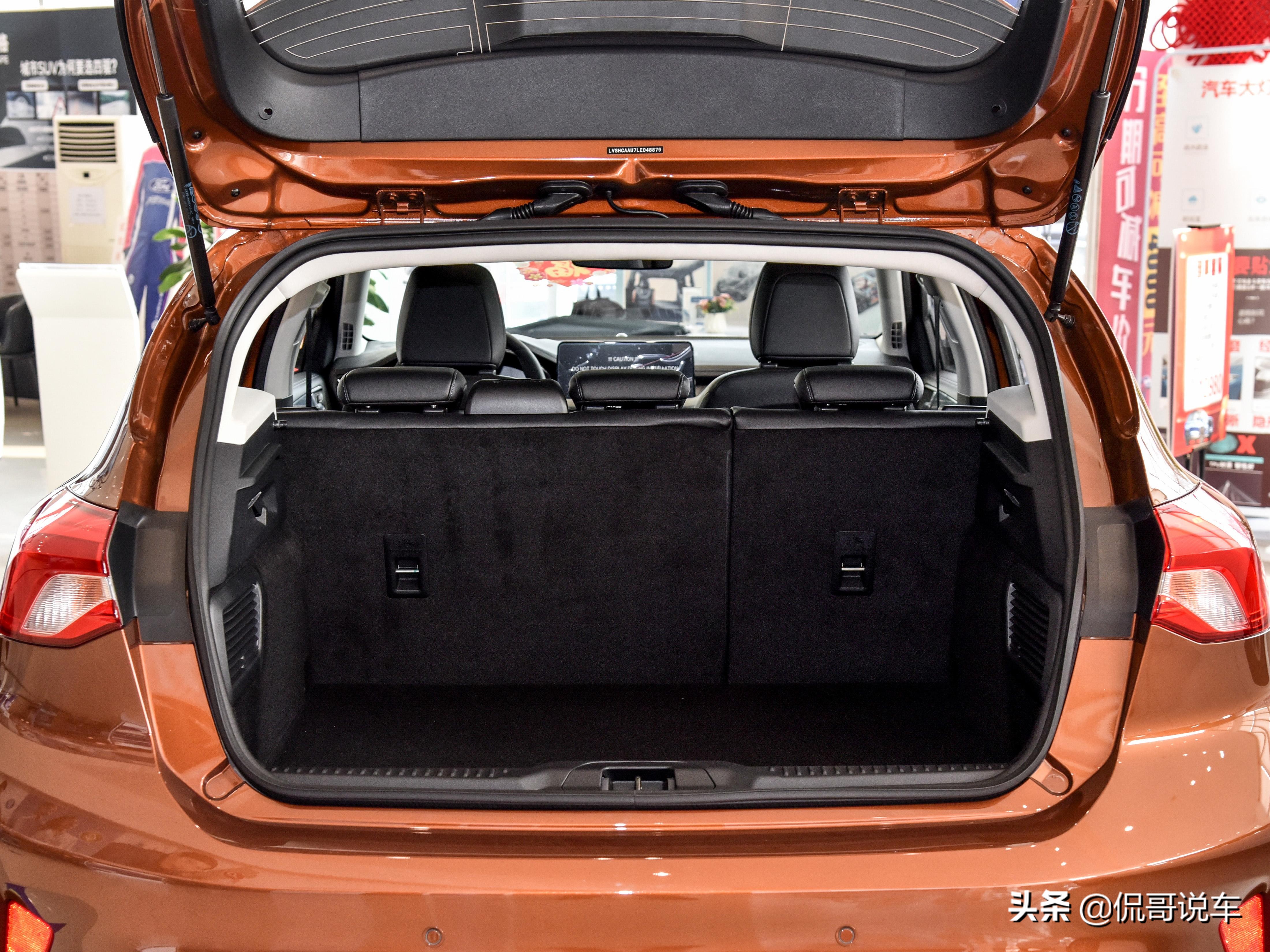 5.7L油耗，能加92号汽油，用车省钱的合资车，带你看福特福克斯
