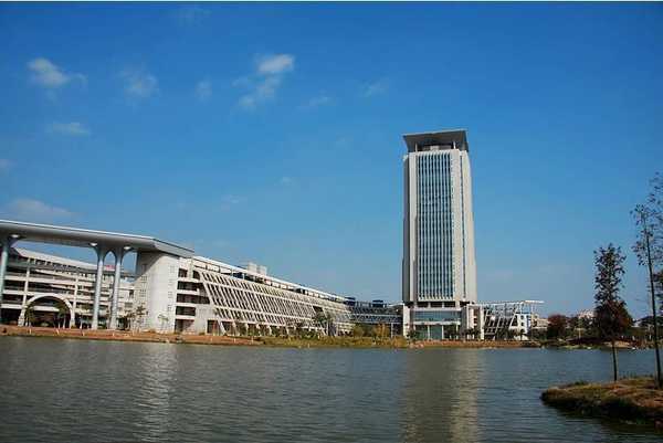 又一所高校的男教师走红，笑起来神似“任嘉伦”，女学生直呼养眼