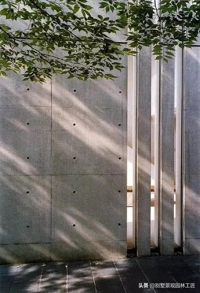 清灰色调的简奢别墅庭院设计，一面素实水泥墙，美了一个院子