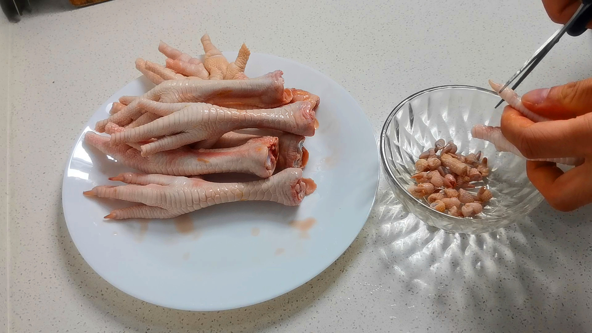 冷冻鸡爪和新鲜鸡爪区别（详解2种鸡爪的区别）