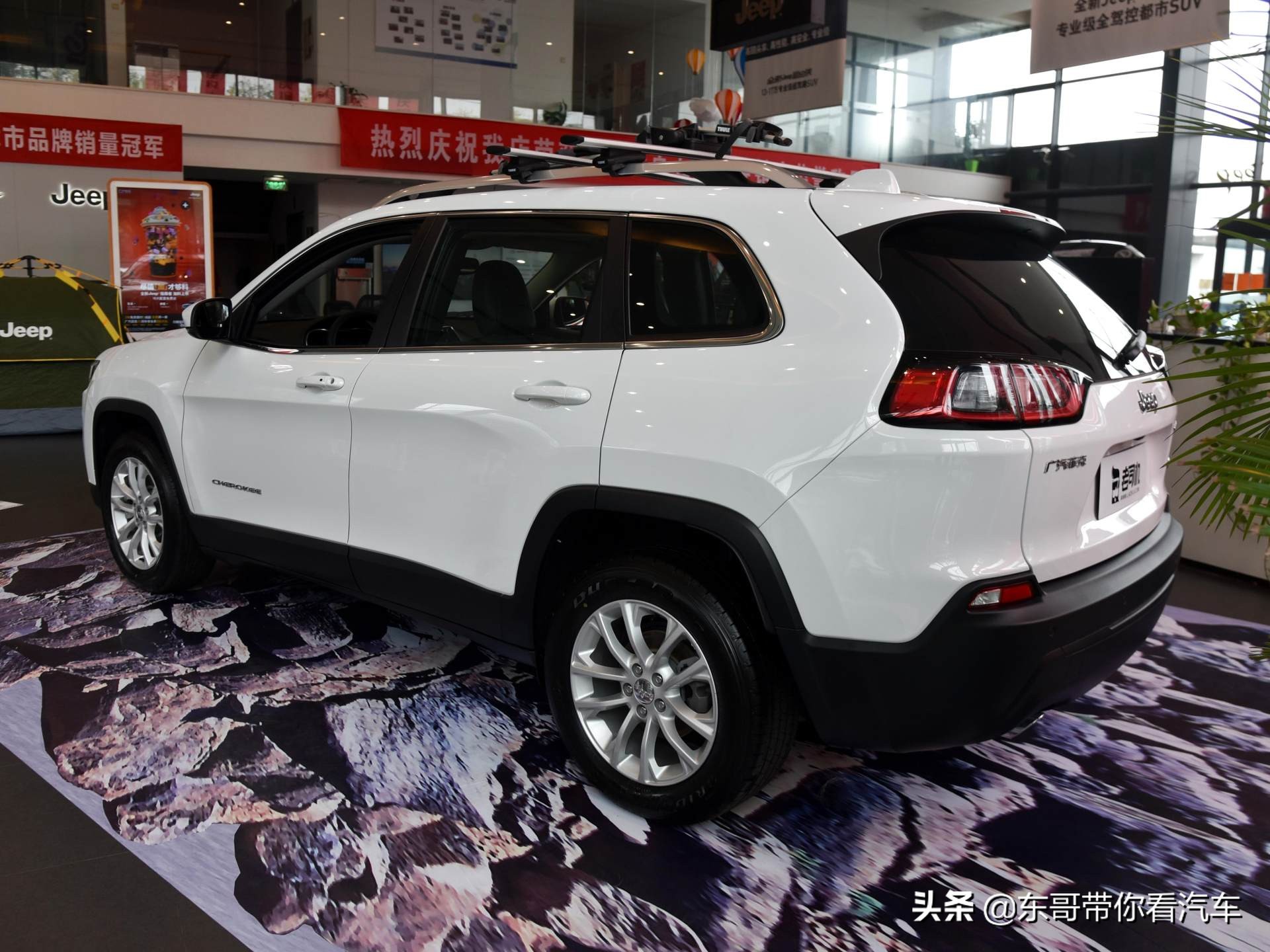 高性能，空间大，越野家用两不误，带你看Jeep自由光