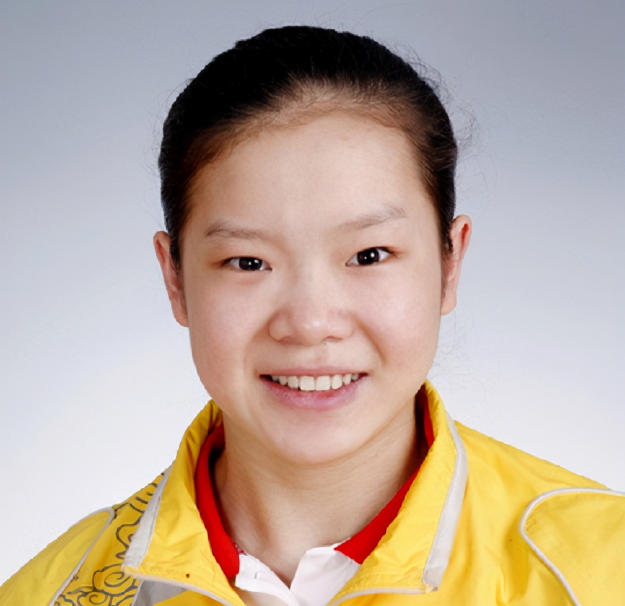 养伤逾一个月後复操(32岁程菲:25岁退役,养伤服药胖似200斤,事业有成