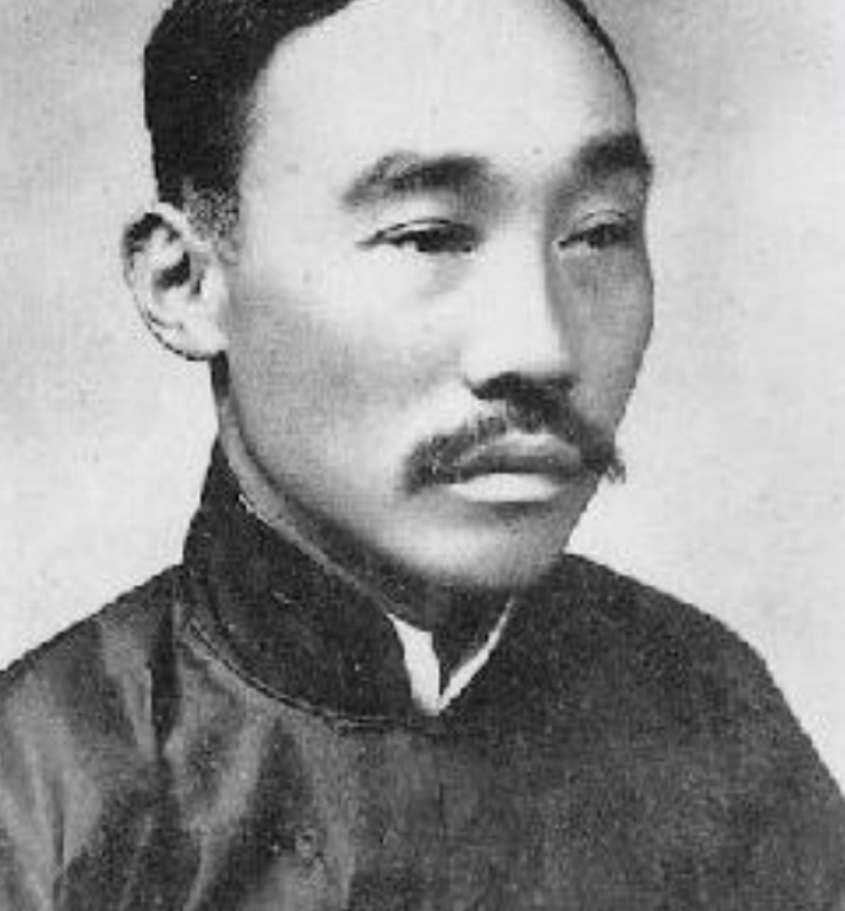 建国初期，毛主席得知竟有官员建二层别墅，怒吼道：拉出去枪毙了