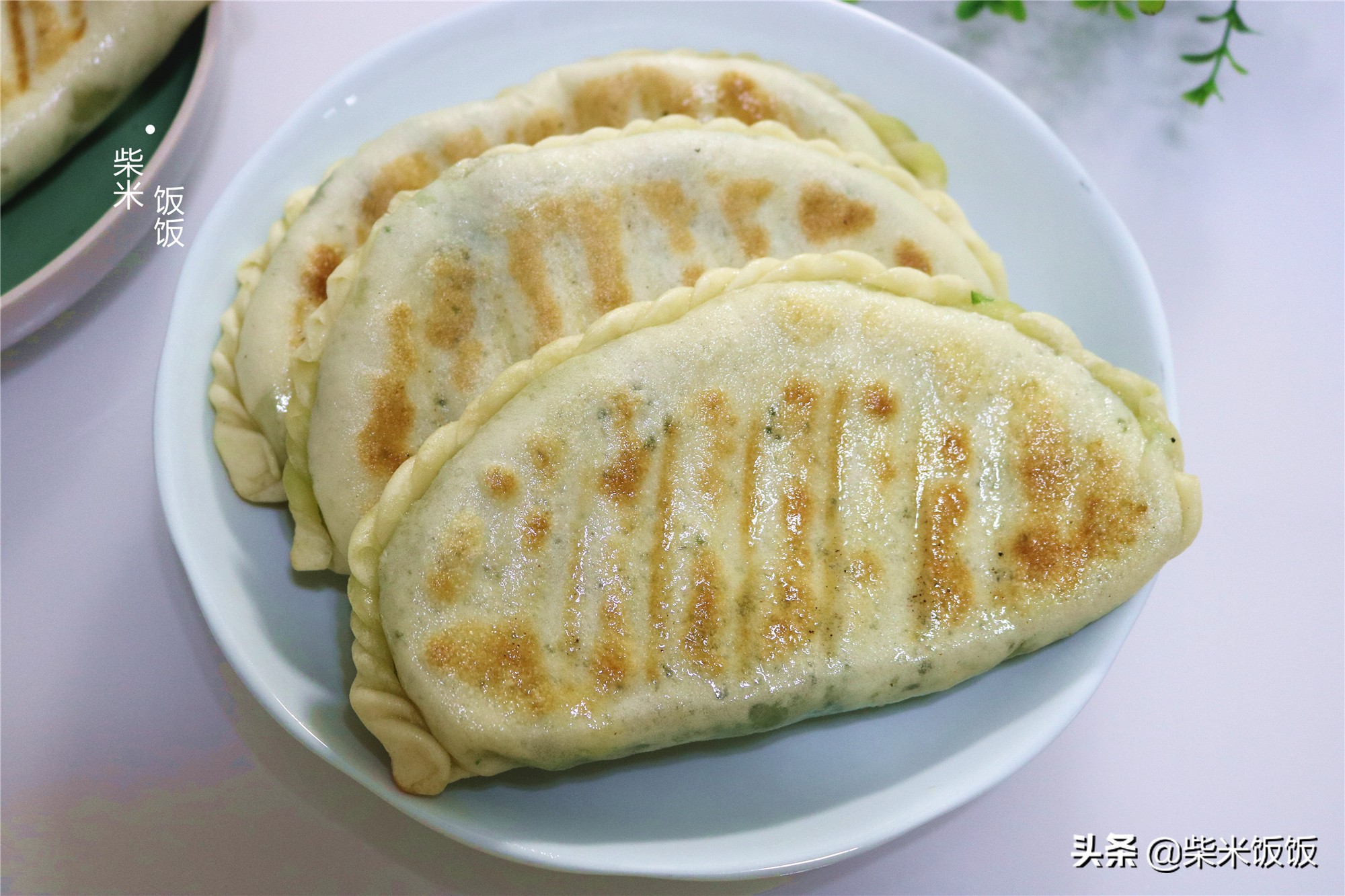 韭菜盒子这样做，柔软筋道不破皮，鲜香又多汁，太好吃了