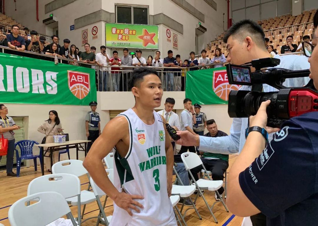 吴悠为什么不去nba(仅打六场就退役！再见街球王！33岁的吴悠为了梦想付出了太多…….)