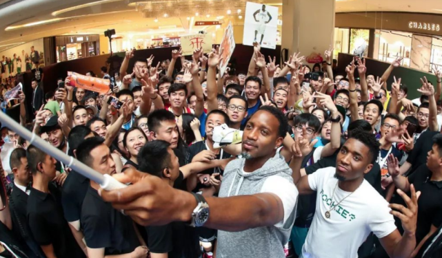 为什么nba球星中国行(谁是国内最受欢迎NBA球星 看中国行排场就知道 乔丹都是小场面)