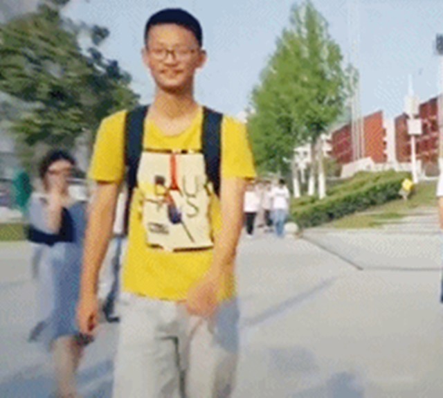 王恒杰：高考后跪地谢母，放弃985名校