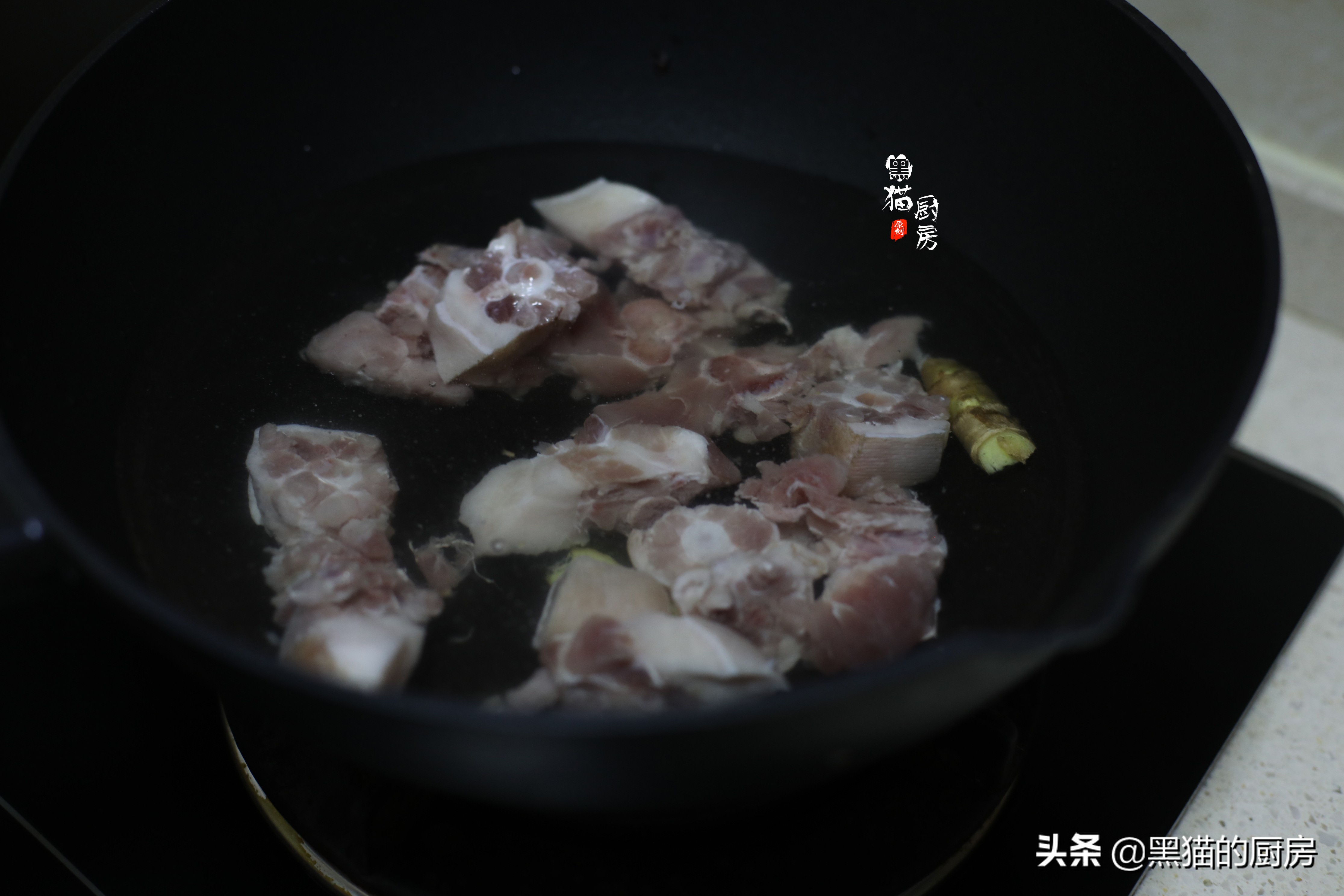 广东人都爱用猪尾煲汤，10块钱一条煲一锅，老人强壮筋骨营养滋补