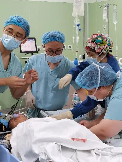 生死时速，瑞金医院两院区携手成功抢救车祸特大脱套伤花季少女