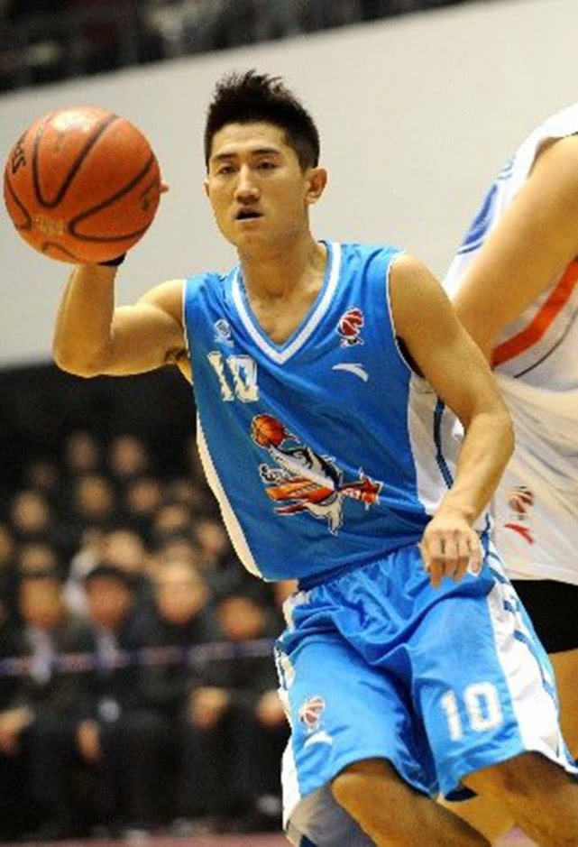 吕晓明妻子陈雯(身高仅1米76,却在cba拿到3次助攻王,娶美女律师堪称