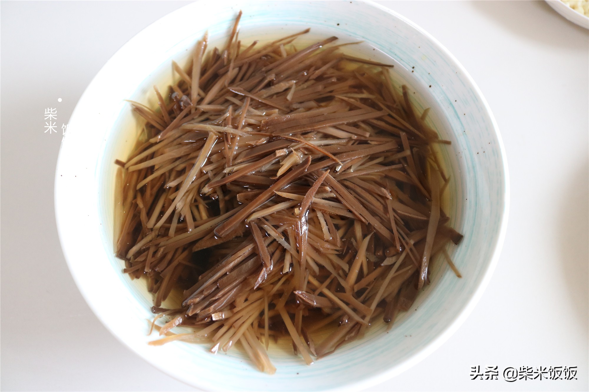 这款开胃小咸菜，北方人餐桌上常见，炒一次吃几天，香辣下饭