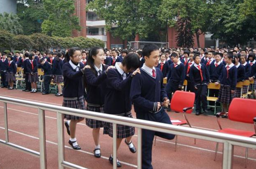 学校不再管学生校服？汉服、水手服、制服不再是梦，学生拍手叫好