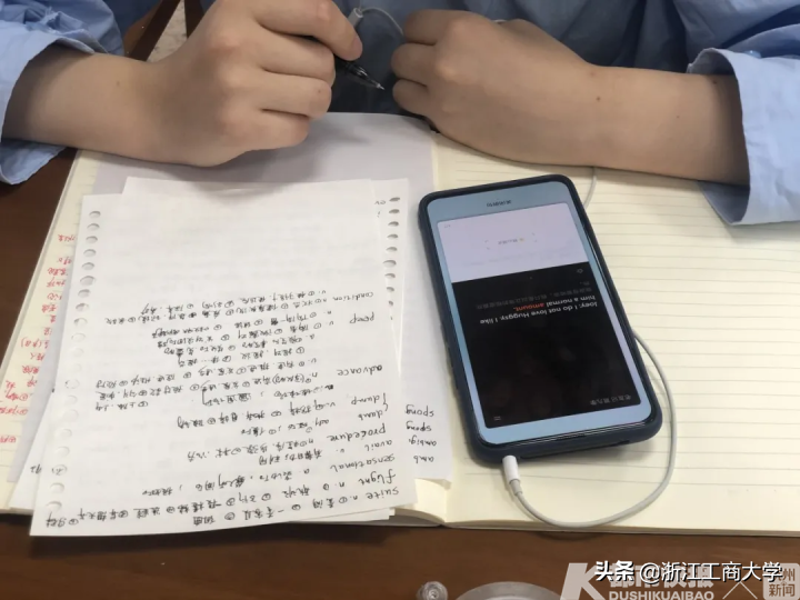 太拼了！每天一早学生都要排队占位，暑假里学校最热闹地方在这里！