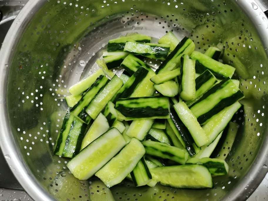 凉拌黄瓜，切完直接拌不对！大厨教你一招，脆嫩可口，清爽不油腻
