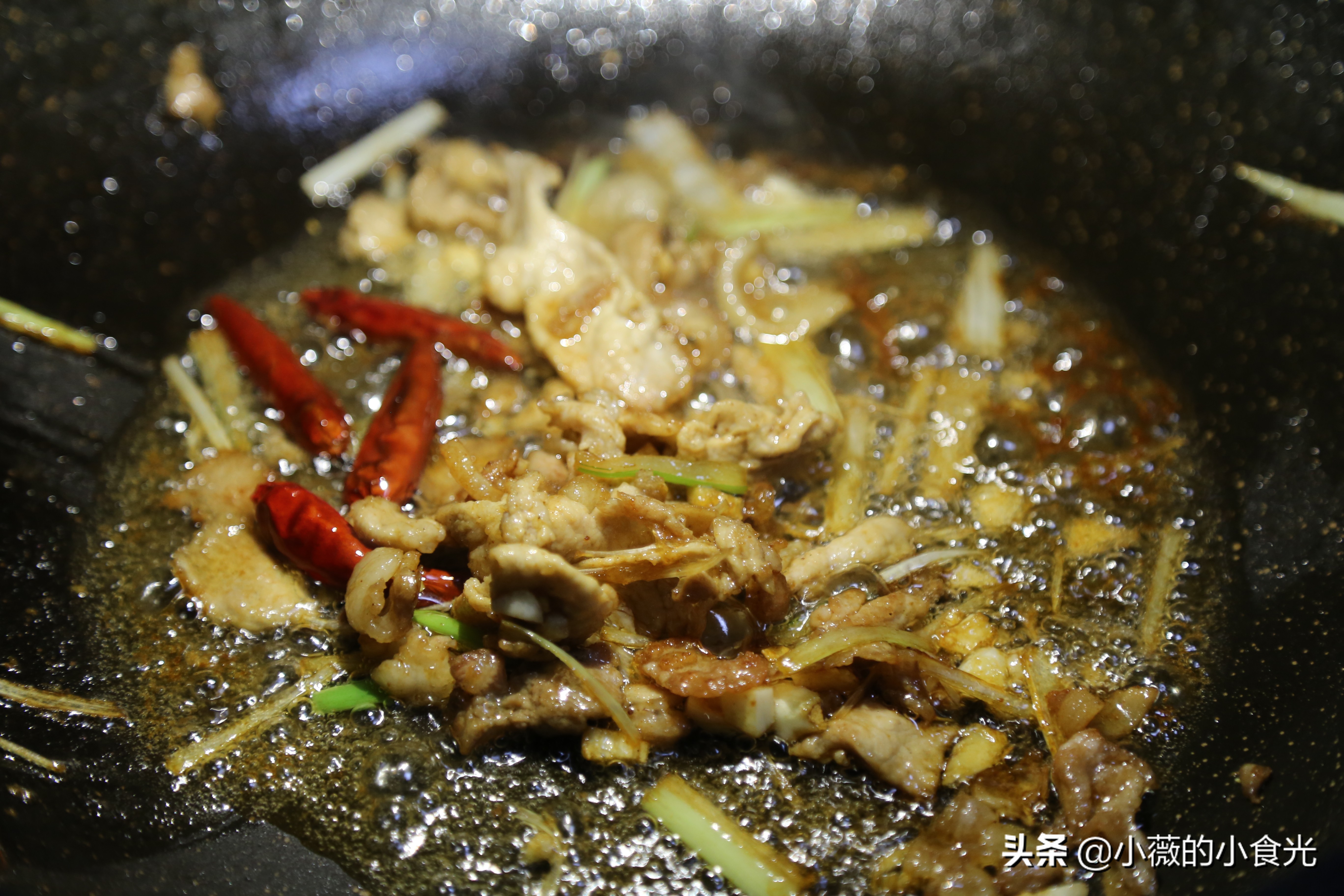 蘑菇的别样新做法，一起看看，干蘑菇怎样泡发更能激发出它的鲜味