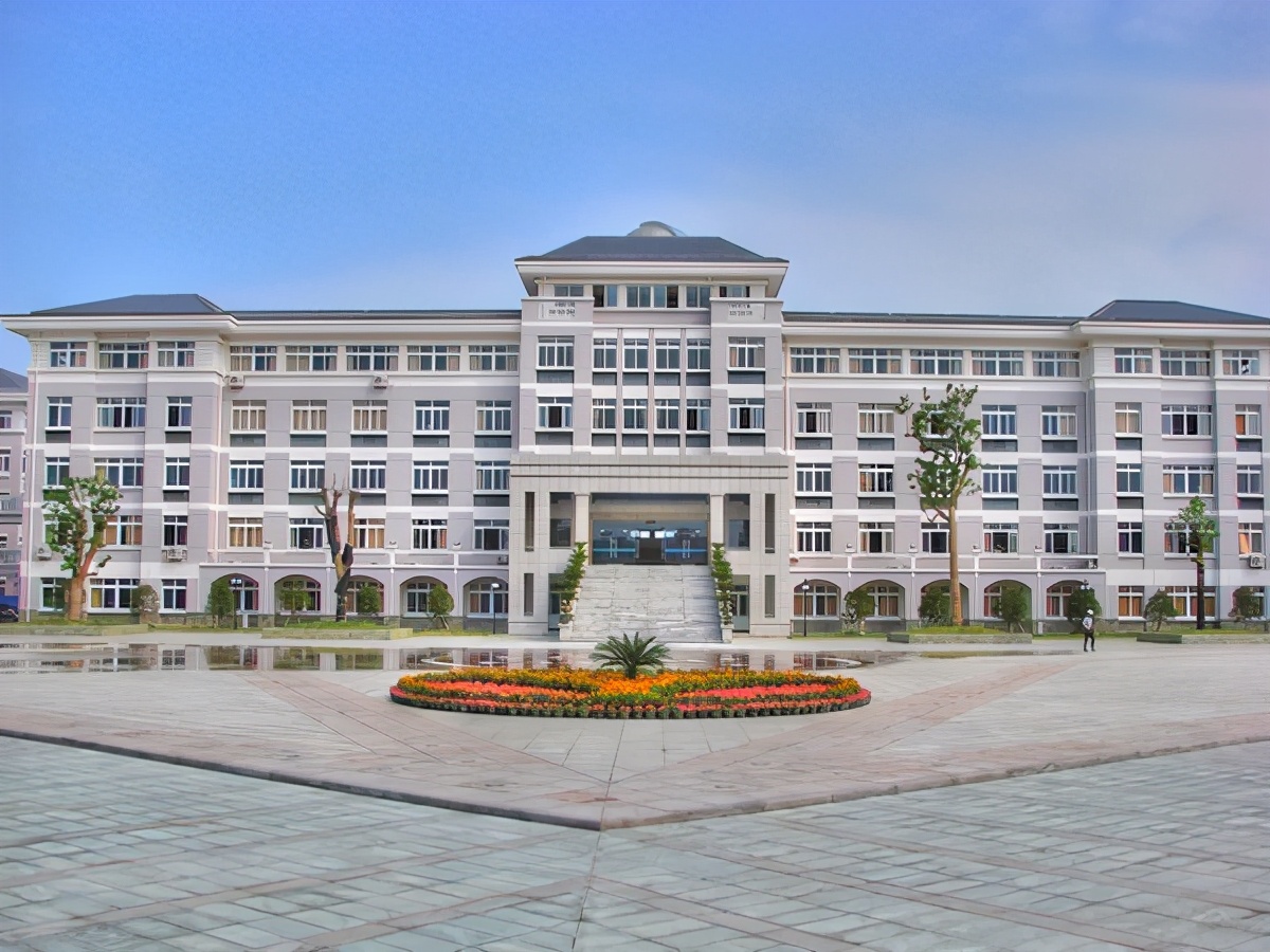 蛟川书院,坐落于宁波市镇海区,其有高中部和初中部之分