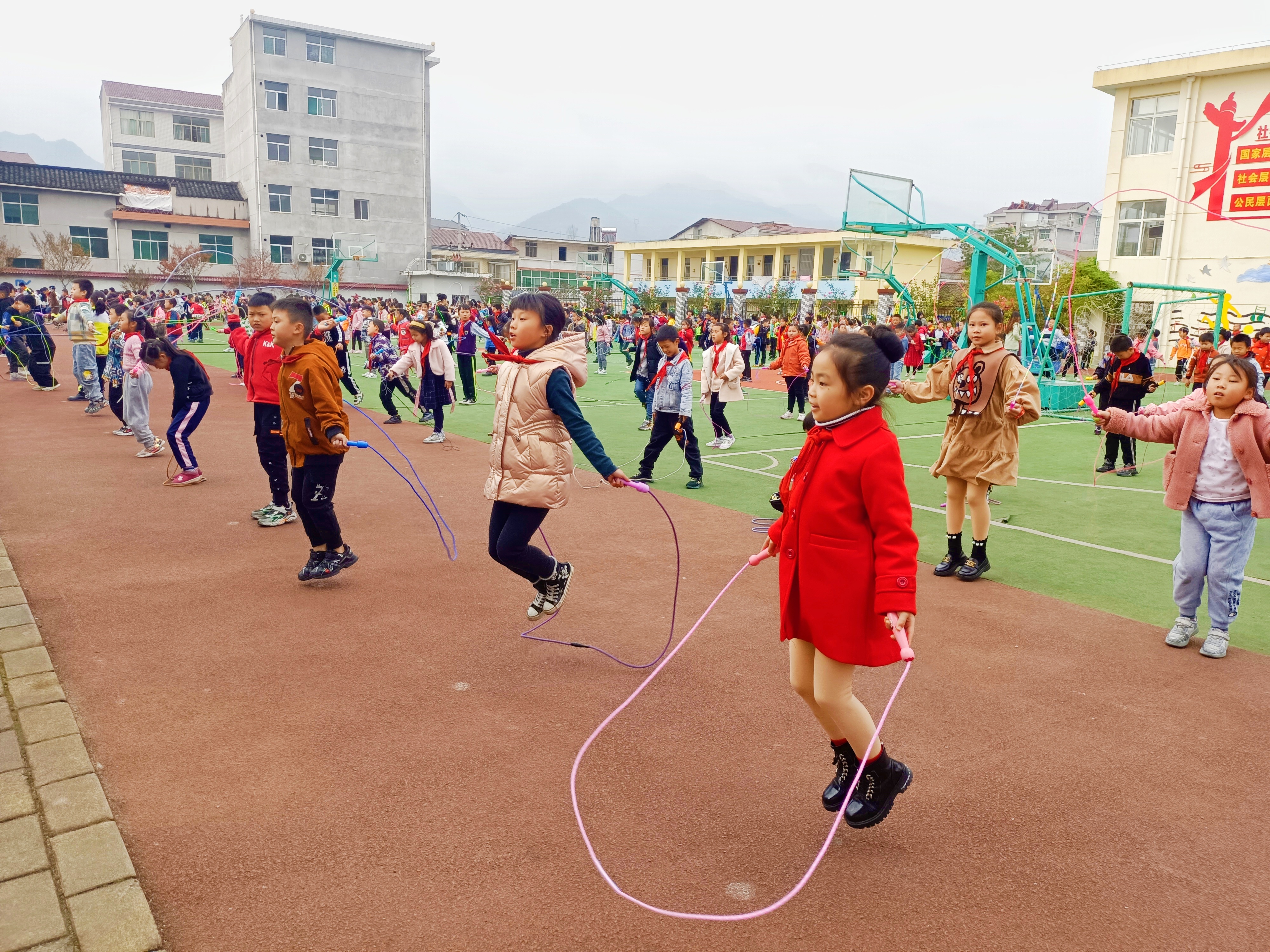 汉阴县平梁镇中心小学：“绳彩”飞扬(图4)