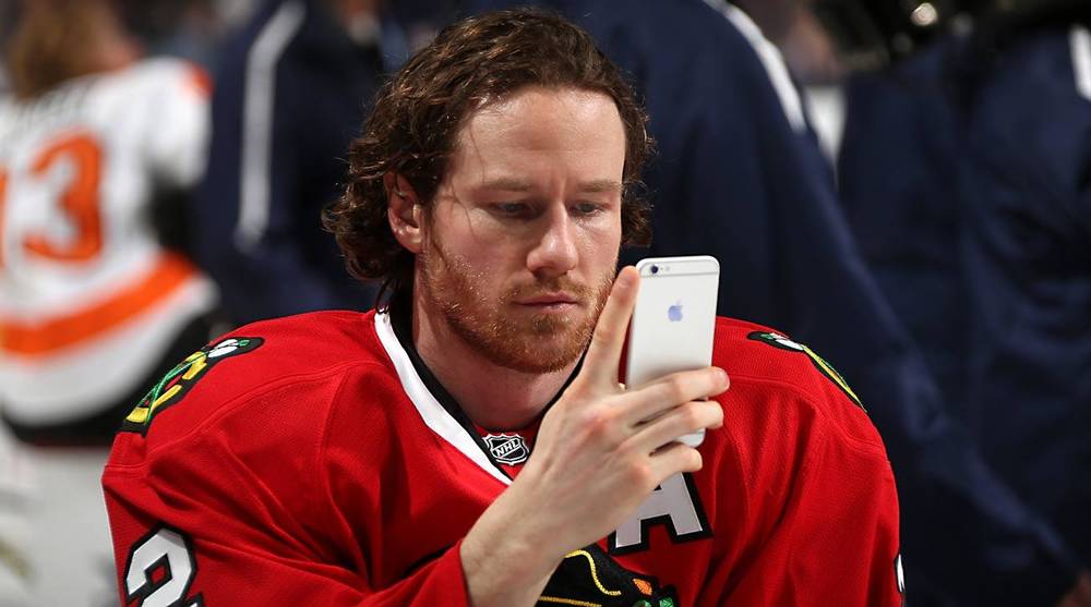 nba球员上场前为什么低头（运动心理专家谈球星成为“低头族”，是瘾得戒!场上没时间看手机）