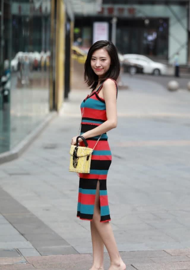 美女街拍：温婉大方的小姐姐，气质总是独特的