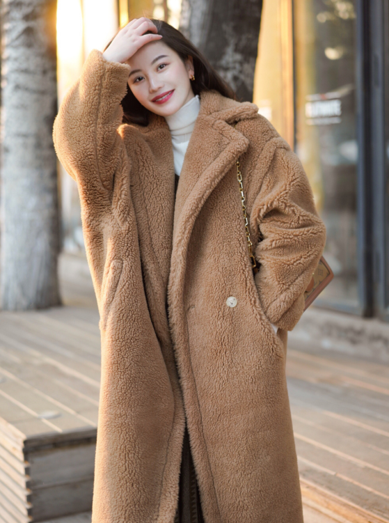 想保暖的女生看过来，今年流行“泰迪熊外套”，轻松搞定冬季穿搭