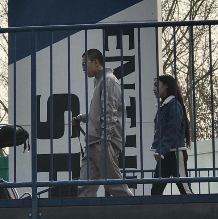 李佳琦堂妹奇袭华晨宇，之前还疑似内涵导师，她的营销过犹不及？