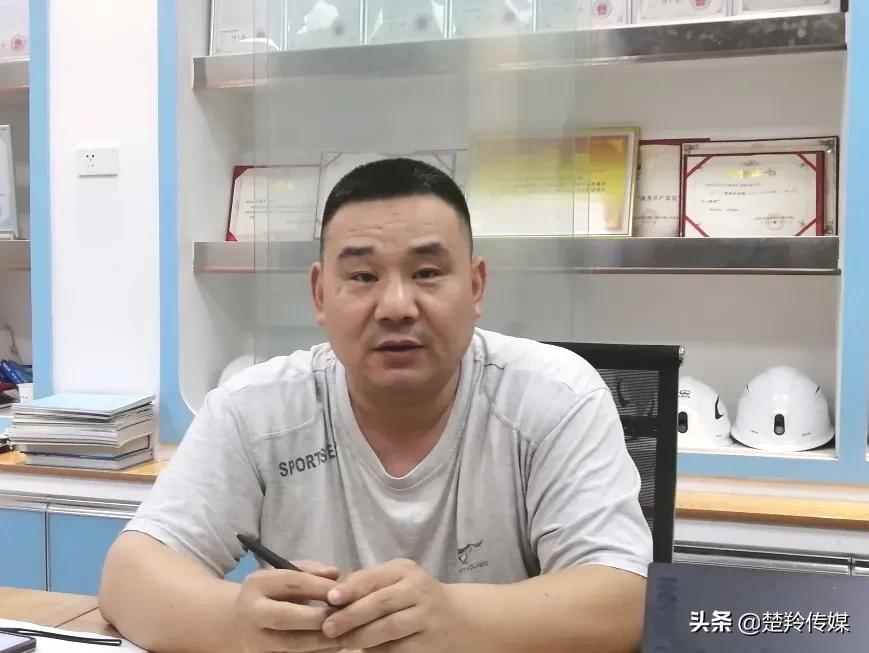 黑科技！襄阳发明的这个智能安全帽被誉为工地“单兵利器”