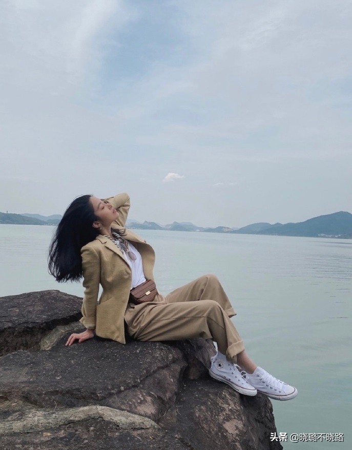 陈数带火了一种穿法，叫“西装+烟管裤”，很适合四五十岁的女人