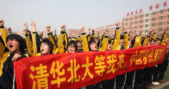 寒门“难出贵子”？高考状元背景曝光，大都来自于“三有”家庭